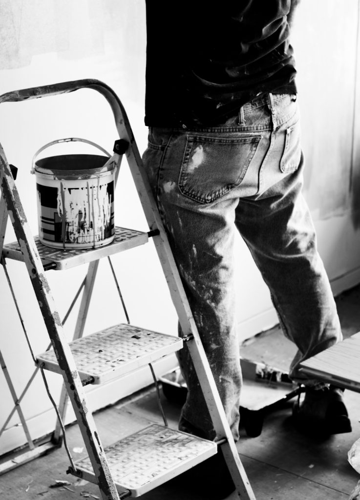 Pintores equipados prontos a trabalhar.